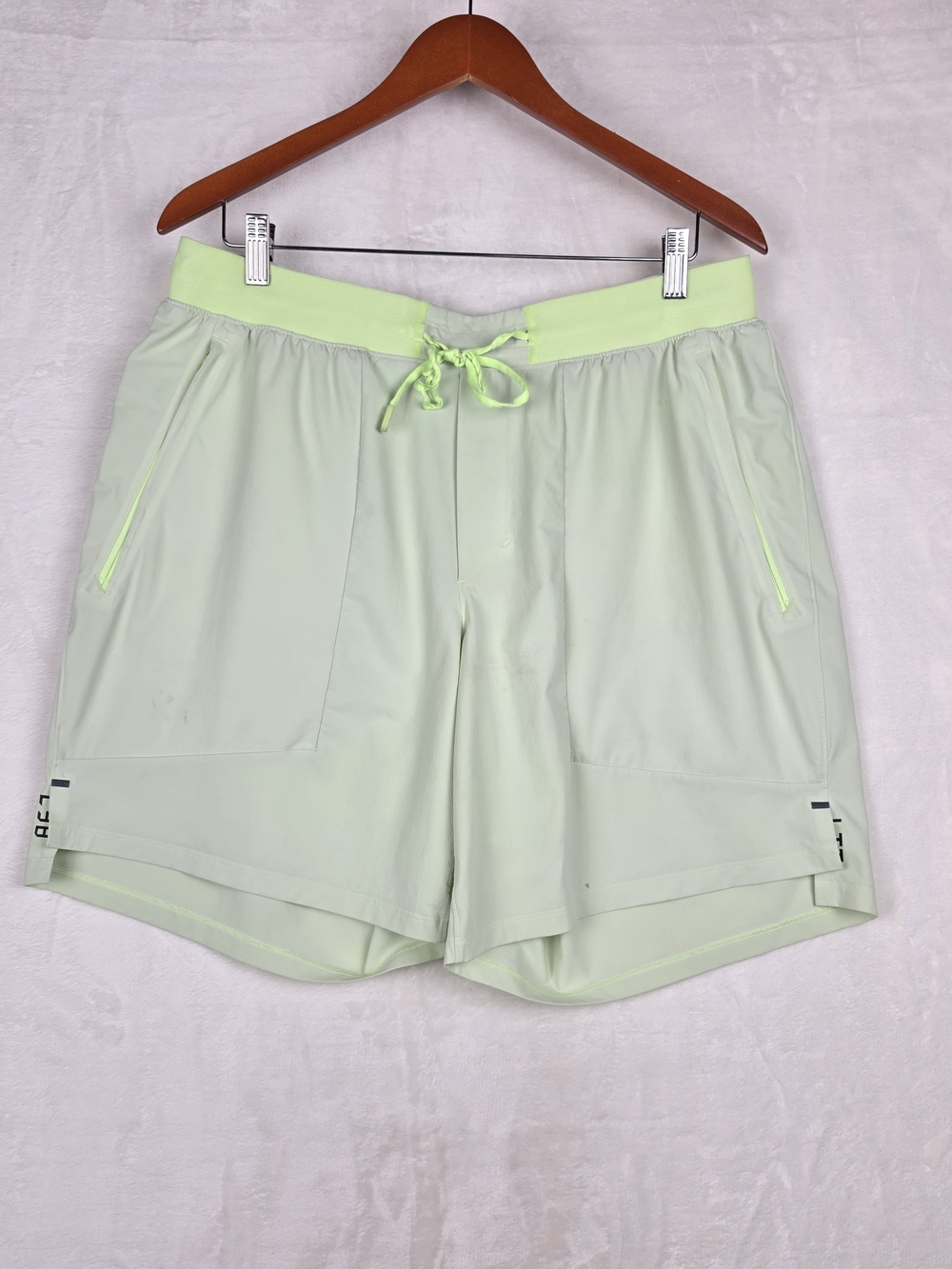 Lululemon Mens XL Sage Green Athletic Shorts 71402-03